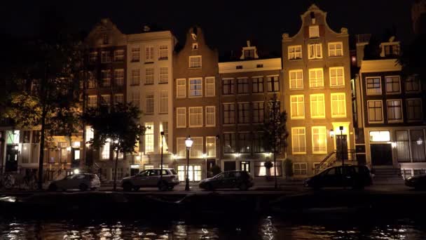 Tipikus Amszterdam épületek éjjel — Stock videók