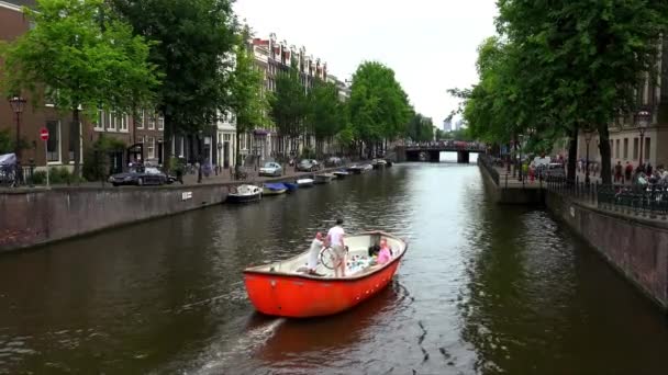 Bootsfahrt in den Kanälen von Amsterdam — Stockvideo