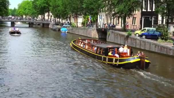 Bateau touristique dans le canal d'Amsterdam par une journée ensoleillée — Video