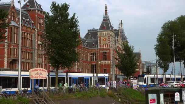 Gran edificio de la estación central de Amsterdam — Vídeos de Stock