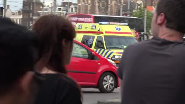 Carro ambulância de emergência dirigindo pelas ruas de Amsterdã — Vídeo de Stock