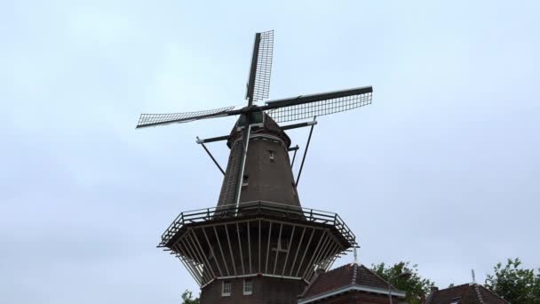 Holandský větrný mlýn, zvané De Gooyer Molen — Stock video