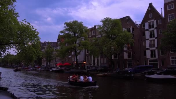Canal romantique à Amsterdam dans la soirée — Video
