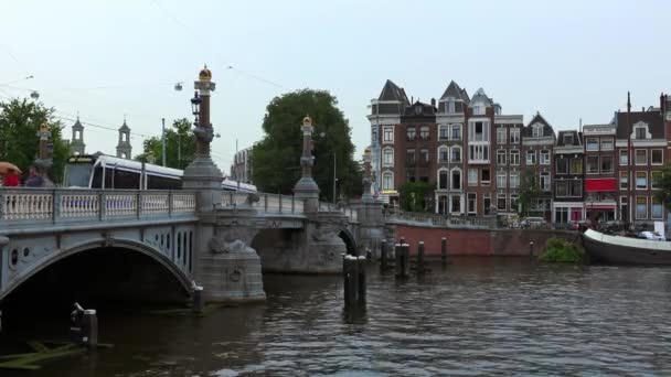 Prachtige brug over de rivier Amstel in Amsterdam — Stockvideo