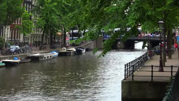 Romantikus csatorna Amszterdam város központjában — Stock videók