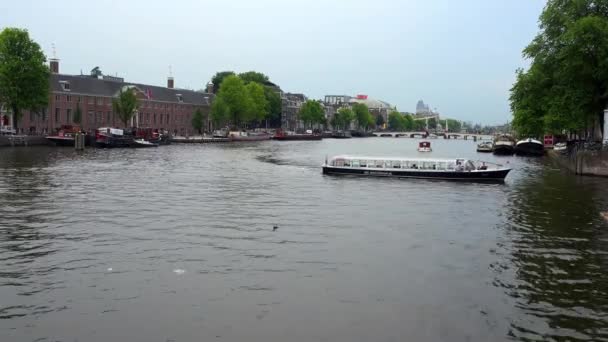 Río Amstel en Amsterdam — Vídeo de stock