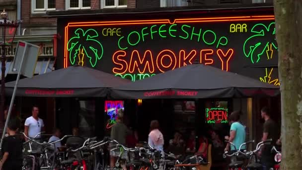 Gran coffeeshop llamado Smokey en Rembrandt Square Amsterdam — Vídeo de stock