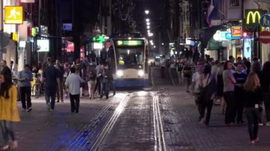 Gece yaklaşırken tramvay
