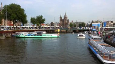 Amsterdam Merkez İstasyonu önünde kanal