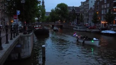 Amsterdam akşam romantik kanalda