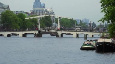 Ünlü Magere Brug köprü Amsterdam Amstel Nehri üzerinde