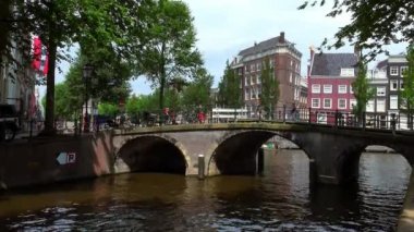 Amsterdam kanal bölgesine romantik Bridge'de