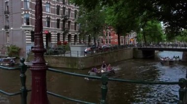 Amsterdam'da romantik görünümü Kanallar