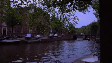 Amsterdam akşam romantik kanalda