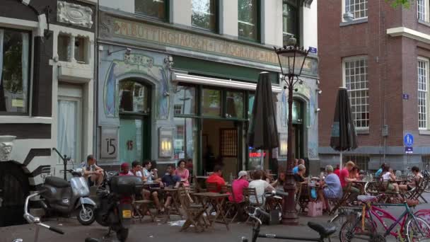 Kis romantikus utcai kávézó Amszterdamban — Stock videók