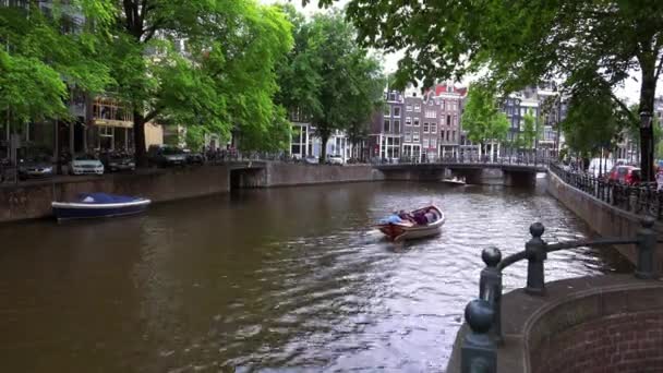 Романтический вид на каналы Амстердама — стоковое видео