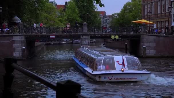 Κρουαζιέρα στο κανάλι βράδυ στο Άμστερνταμ — Αρχείο Βίντεο
