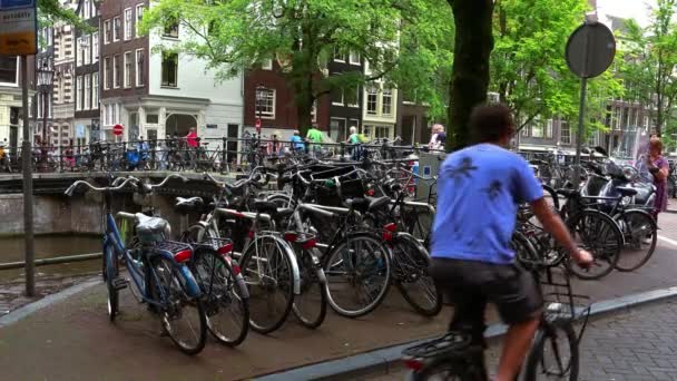 Bicicletas unidas a un puente en Ámsterdam — Vídeo de stock