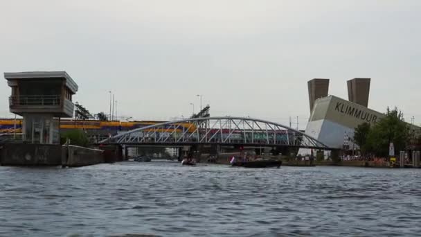 Amsterdam tren Merkez İstasyonu'na gelen — Stok video