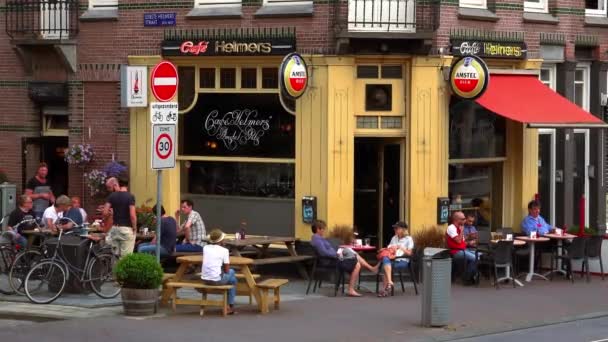 Kis utcai kávézó Amszterdamban — Stock videók