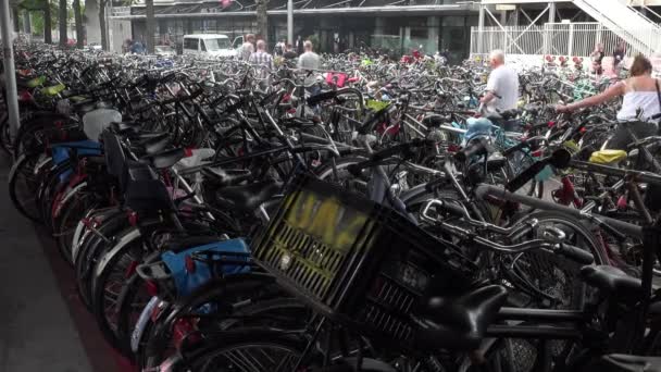 Amsterdam estacionamento de bicicletas — Vídeo de Stock