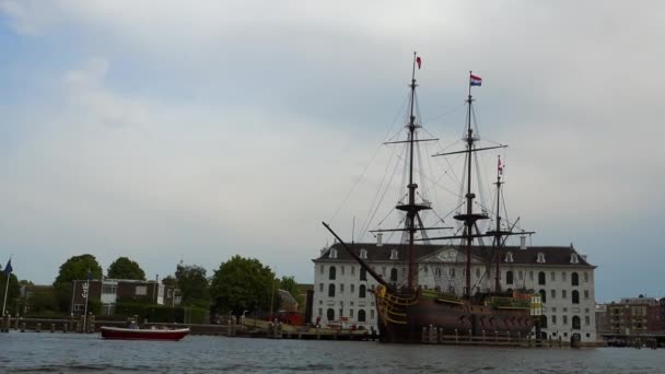 Stary żaglowiec w Amsterdamie w maritime museum amsterdam — Wideo stockowe