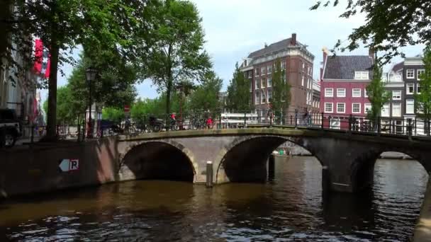 Romantische brug in de grachtengordel van Amsterdam — Stockvideo