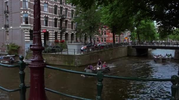 Romantisk utsikt kanalerna i Amsterdam — Stockvideo