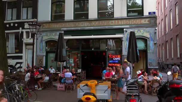 在阿姆斯特丹的小浪漫街头咖啡馆里 — 图库视频影像