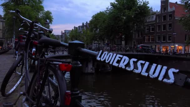 Cyklar i Amsterdam på Looierssluis — Stockvideo