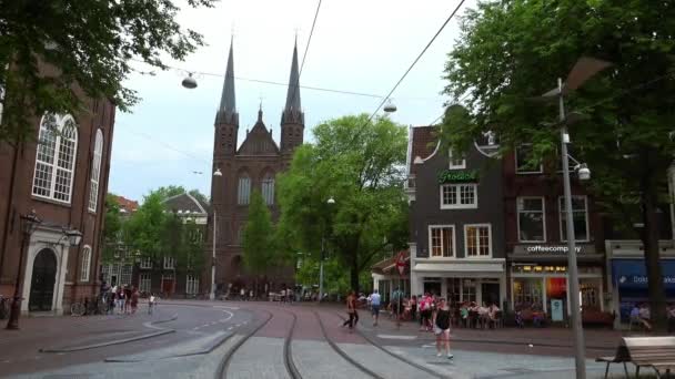 Liten kyrka i Amsterdam centrum — Stockvideo