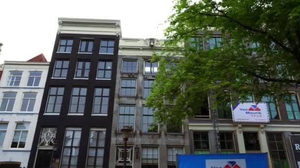 Edificios típicos en el canal de la ciudad de Amsterdam — Vídeos de Stock