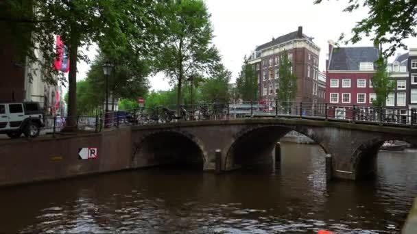 アムステルダム運河地区の代表的な橋 — ストック動画