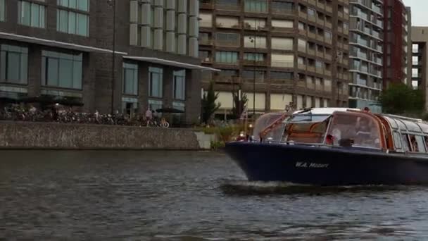 Barco turístico no canal de Amesterdão — Vídeo de Stock