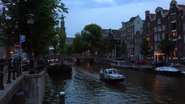 Vista romántica de un canal en Amsterdam por la noche — Vídeos de Stock