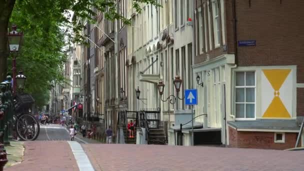 Romantyczny Leidsegracht w Amsterdam lokalizacji filmu usterek w naszych gwiazd — Wideo stockowe