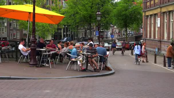 Café de rua na área do canal de Amesterdão — Vídeo de Stock