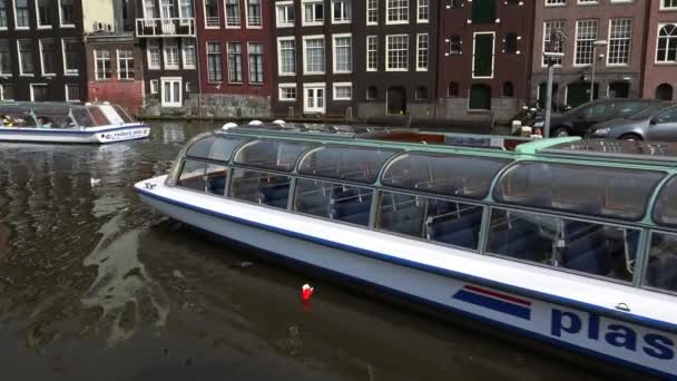 Barcos turísticos en los canales de Amsterdam — Vídeo de stock