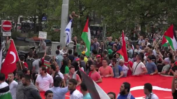 Huge political Free Gaza demonstration in the streets of Amsterdam — Stock Video