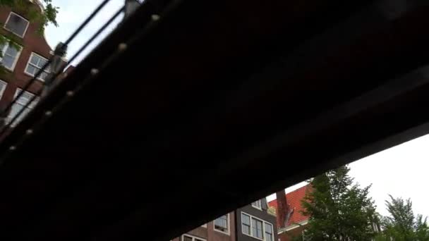 Pequenas pontes e casas maravilhosas nos canais de Amesterdão — Vídeo de Stock