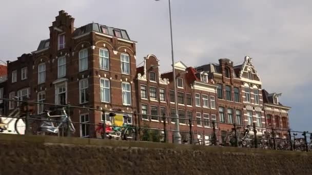 Edificios típicos en el canal de la ciudad de Amsterdam — Vídeos de Stock