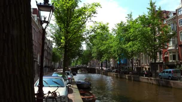 Amszterdam jellegzetes csatornái egy napsütéses napon — Stock videók