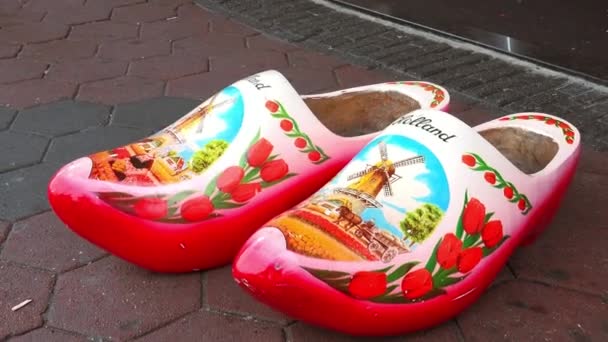Zapatos de madera holandeses típicos en Holanda — Vídeo de stock
