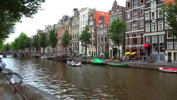 Um amplo canal em Amsterdã — Vídeo de Stock