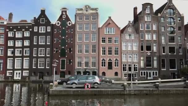 Edificios típicos en el canal de la ciudad de Amsterdam — Vídeos de Stock