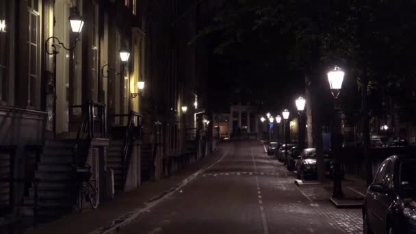 Mening van de straat van Amsterdam in de canal district in nacht — Stockvideo