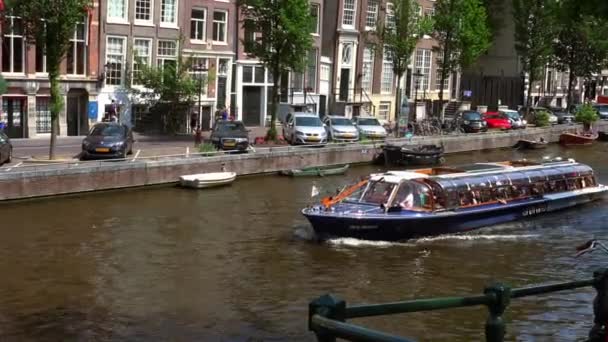在阿姆斯特丹的运河游船 — 图库视频影像