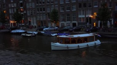 Küçük tekne, bir kanal Amsterdam