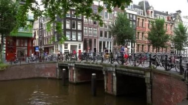 Amsterdam'da Bisiklet sürü tipik Köprüsü
