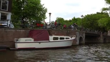 Amsterdam kanallarında küçük köprüler